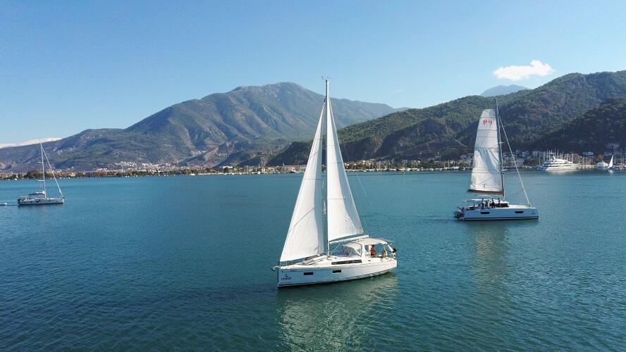 Sailing yacht 