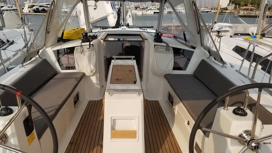 Sailing yacht 