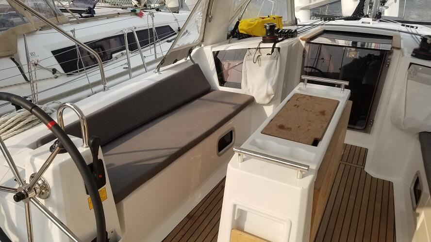 Sailing yacht 