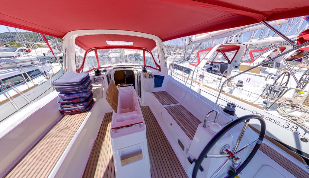 Sailing yacht 