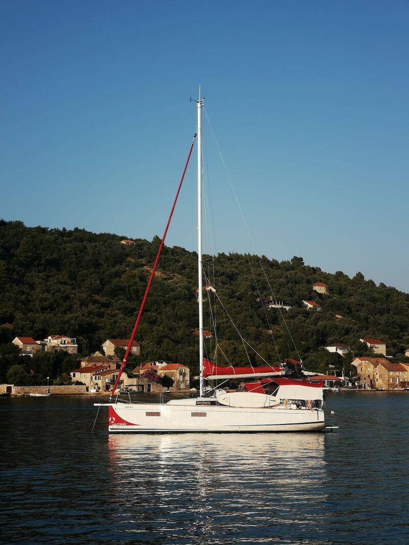 Sailing yacht 