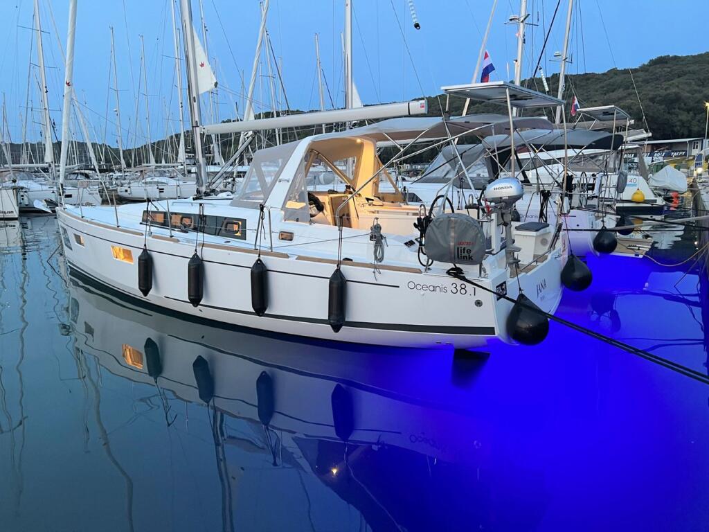 Sailing yacht 