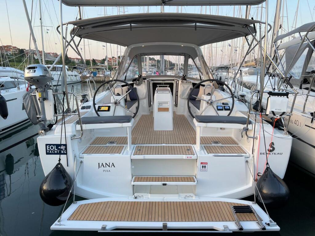 Sailing yacht 