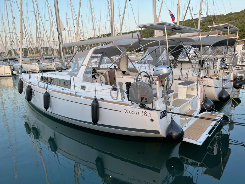 Sailing yacht 