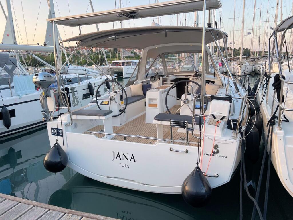 Sailing yacht 