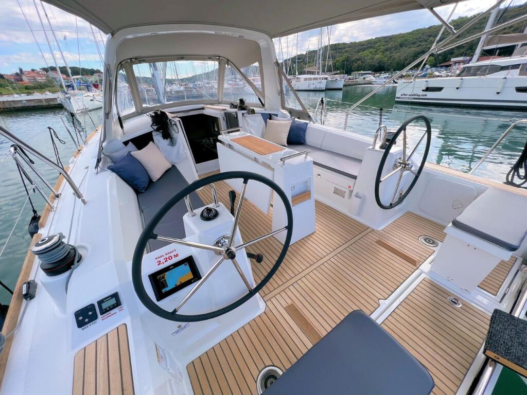 Sailing yacht 