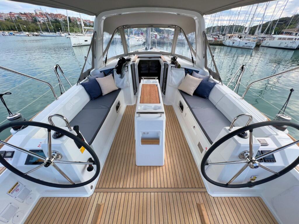 Sailing yacht 
