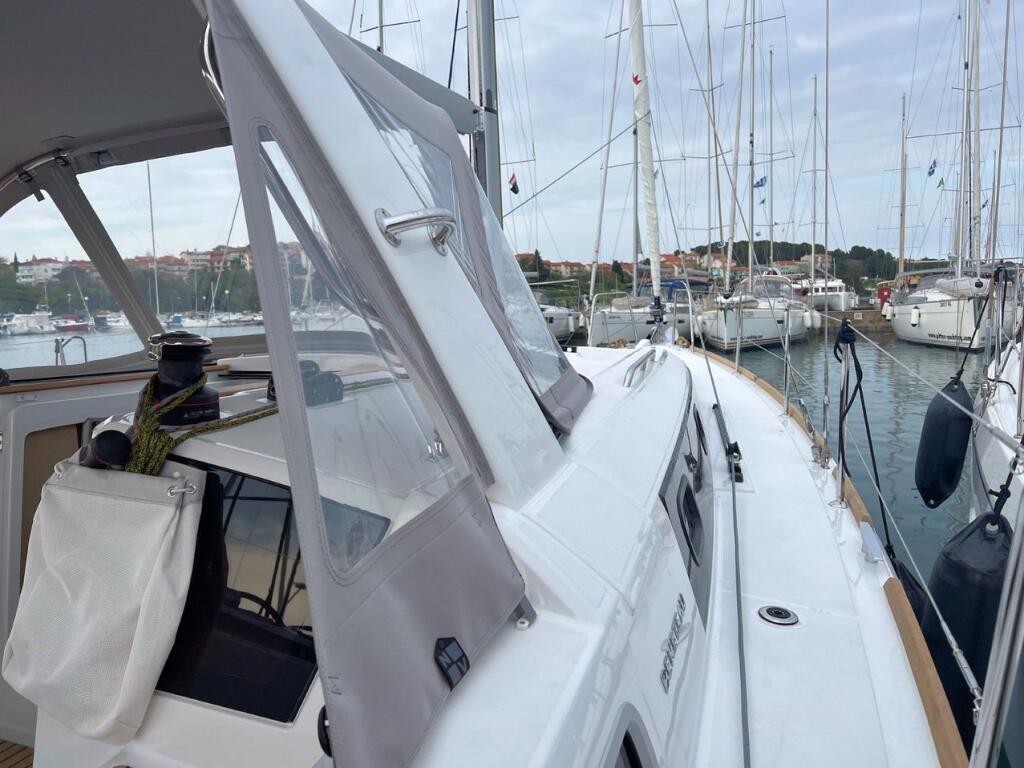 Sailing yacht 