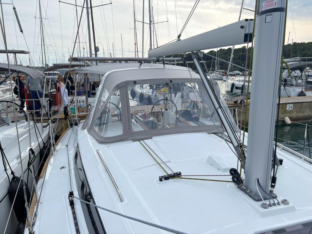Sailing yacht 