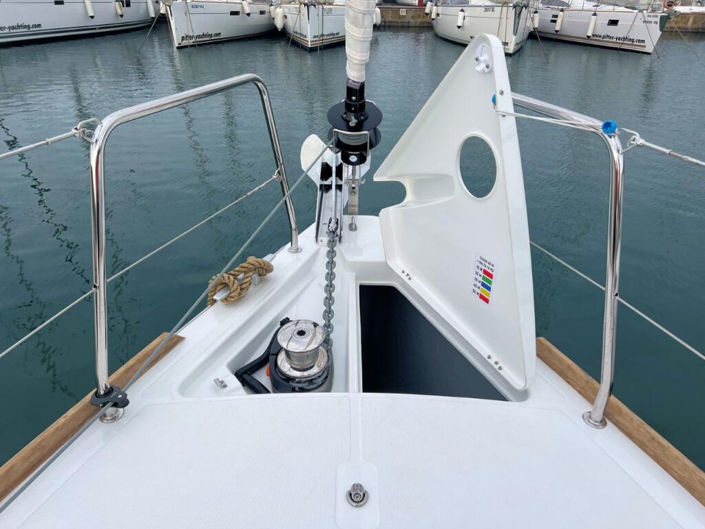 Sailing yacht 