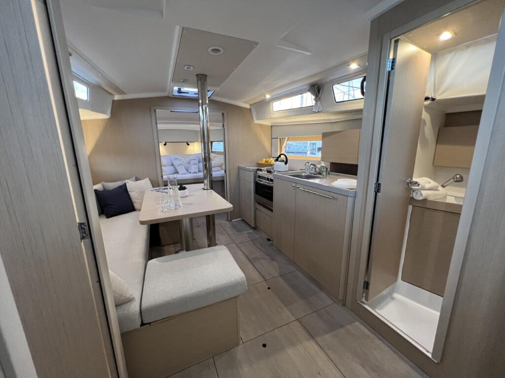 Sailing yacht 