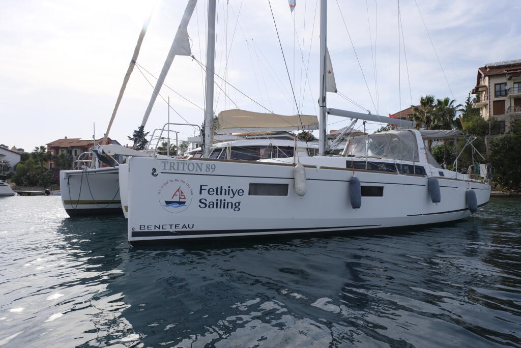 Sailing yacht 