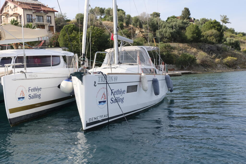 Sailing yacht 