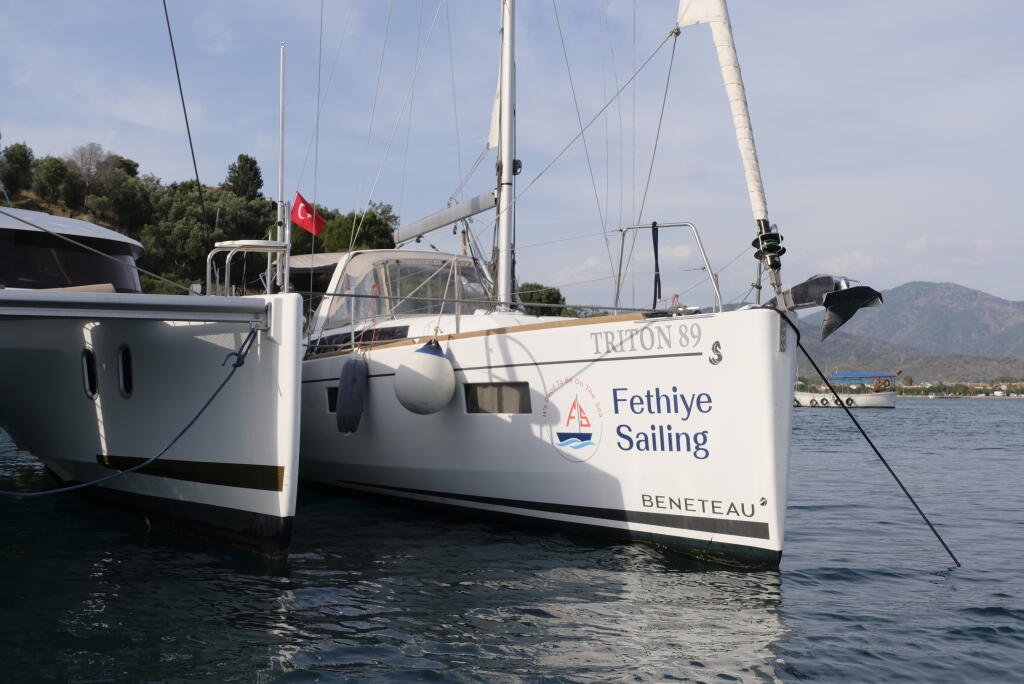 Sailing yacht 