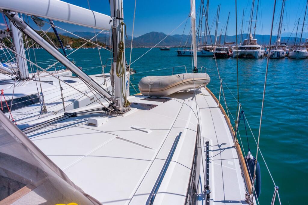 Sailing yacht 