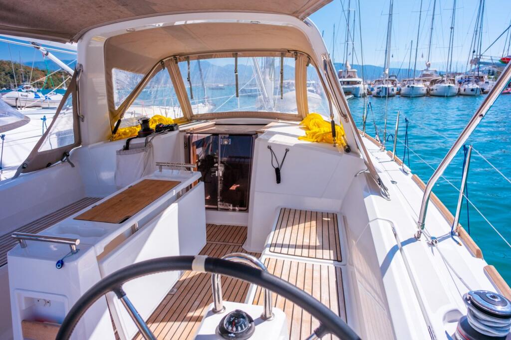Sailing yacht 