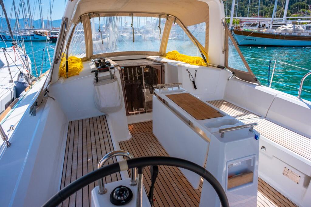 Sailing yacht 