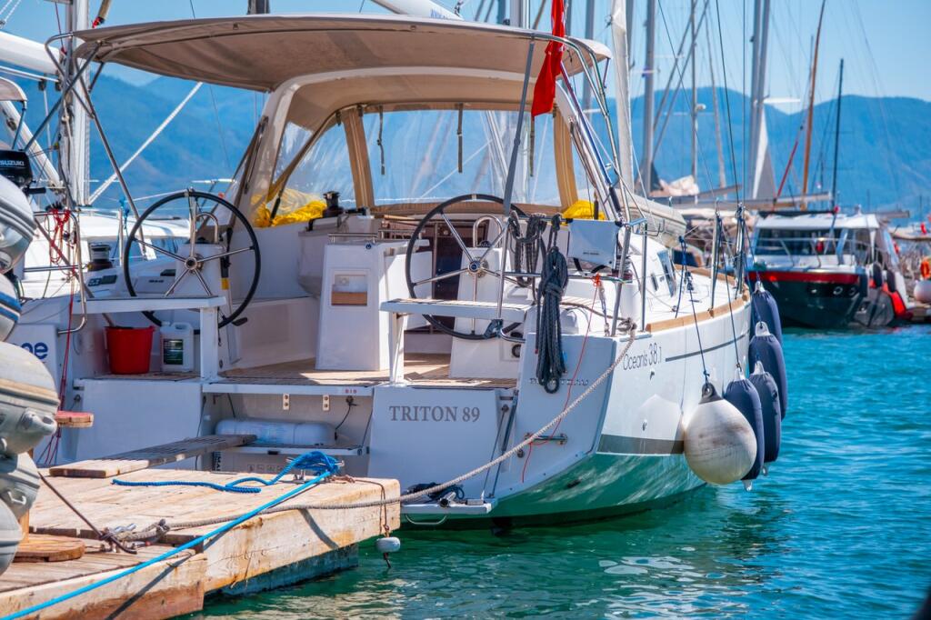 Sailing yacht 
