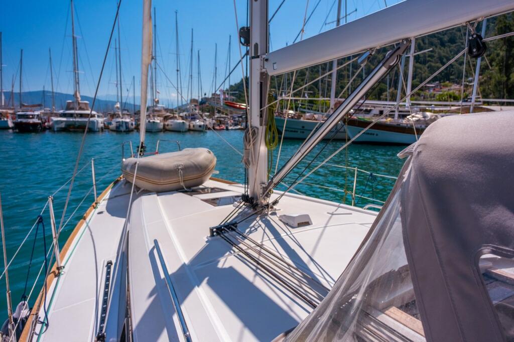 Sailing yacht 