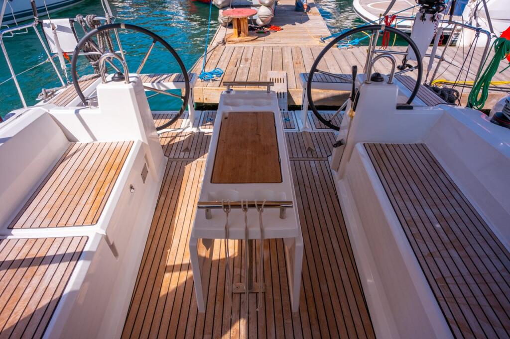 Sailing yacht 