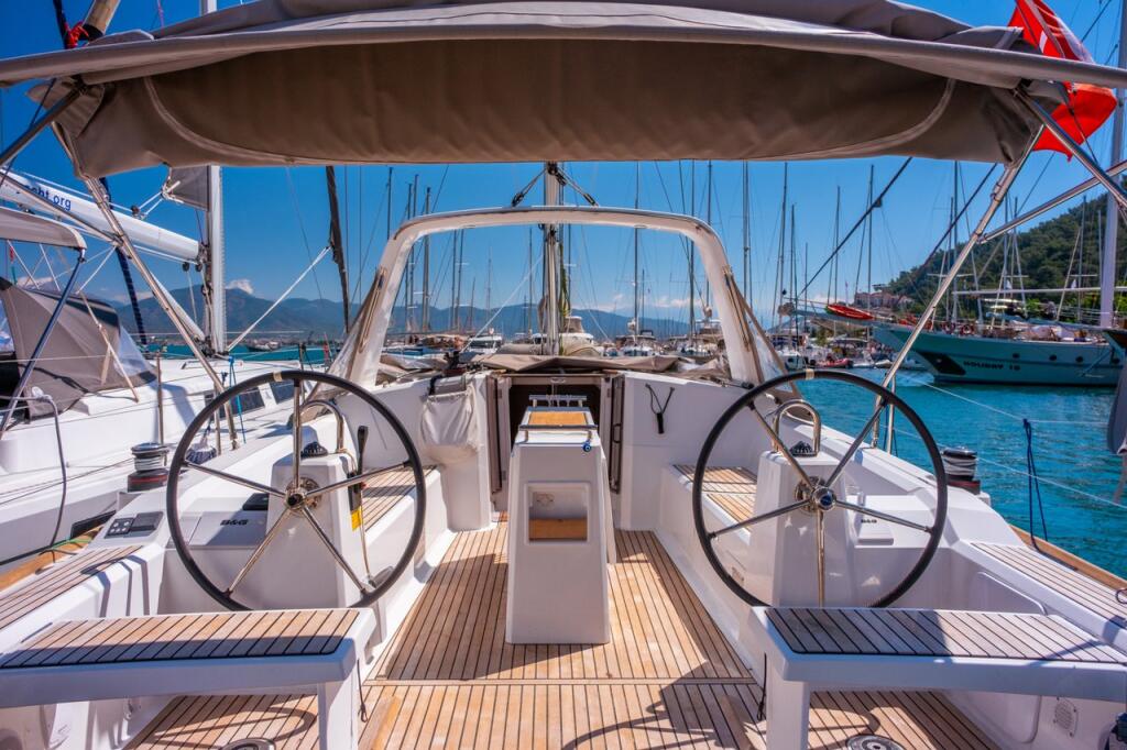 Sailing yacht 