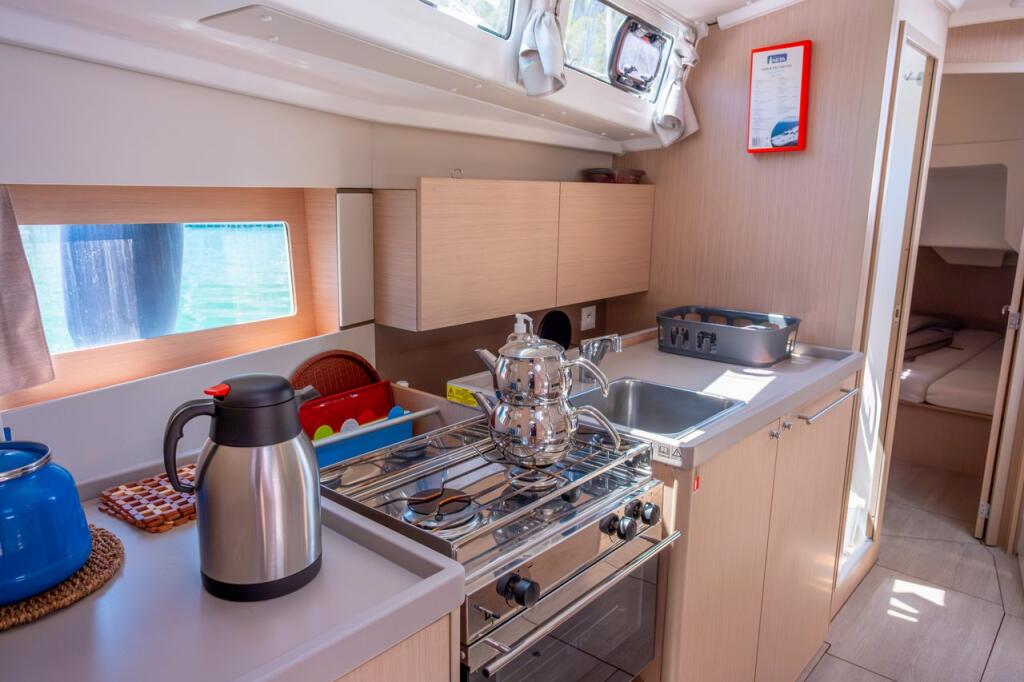 Sailing yacht 