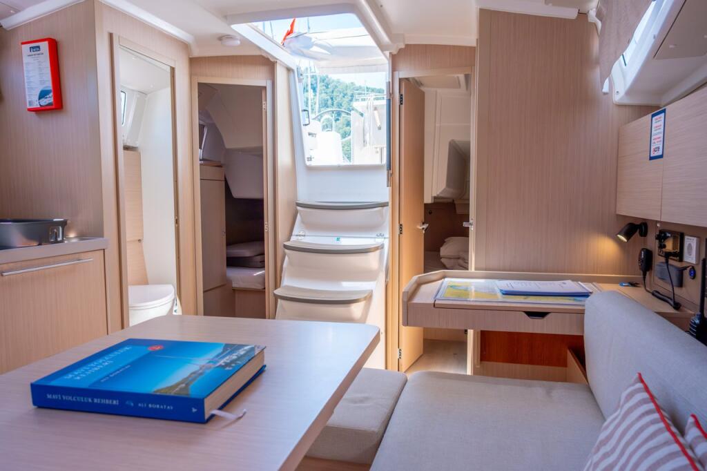 Sailing yacht 