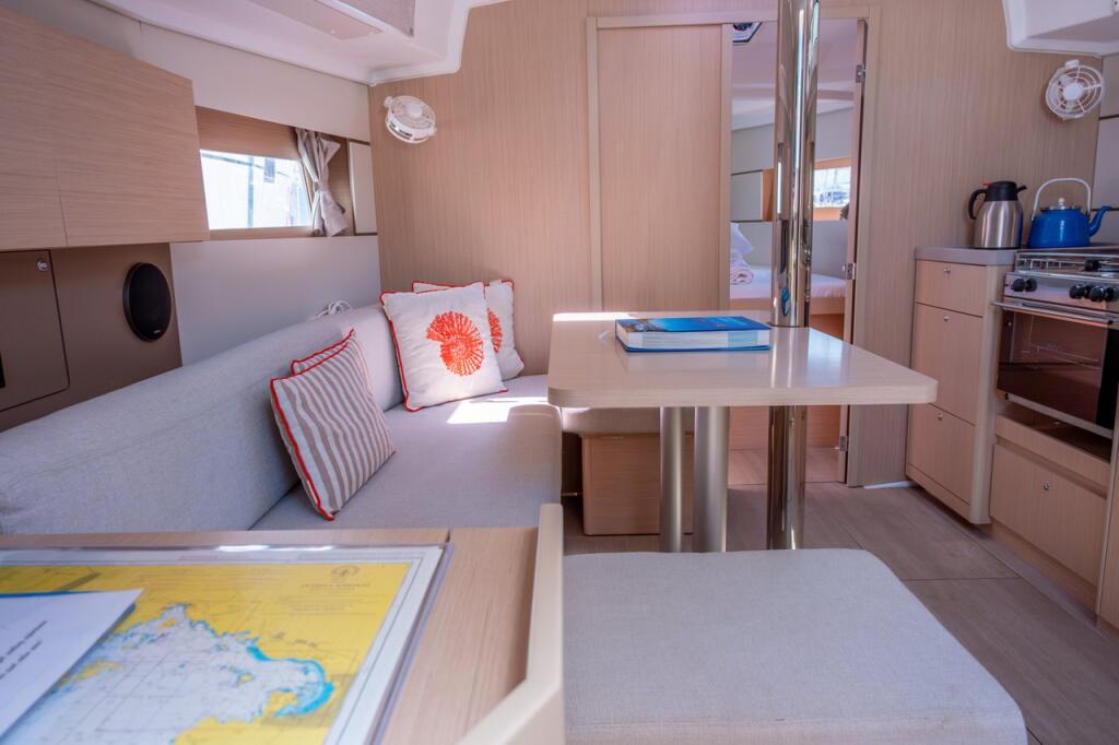 Sailing yacht 