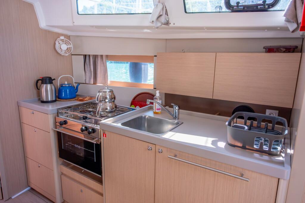 Sailing yacht 