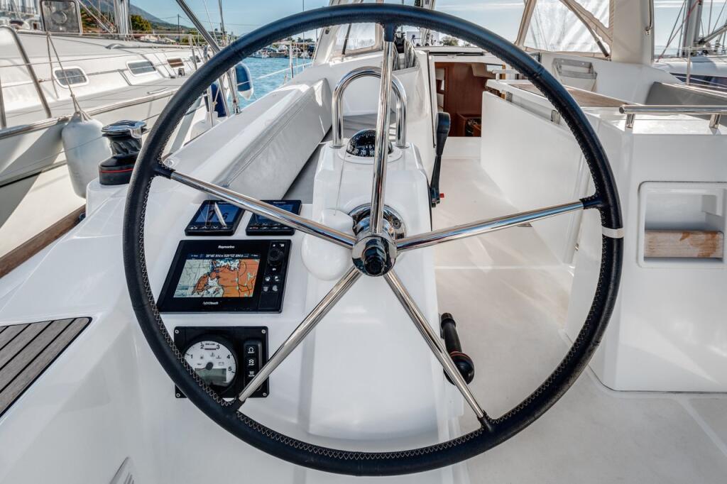 Sailing yacht 