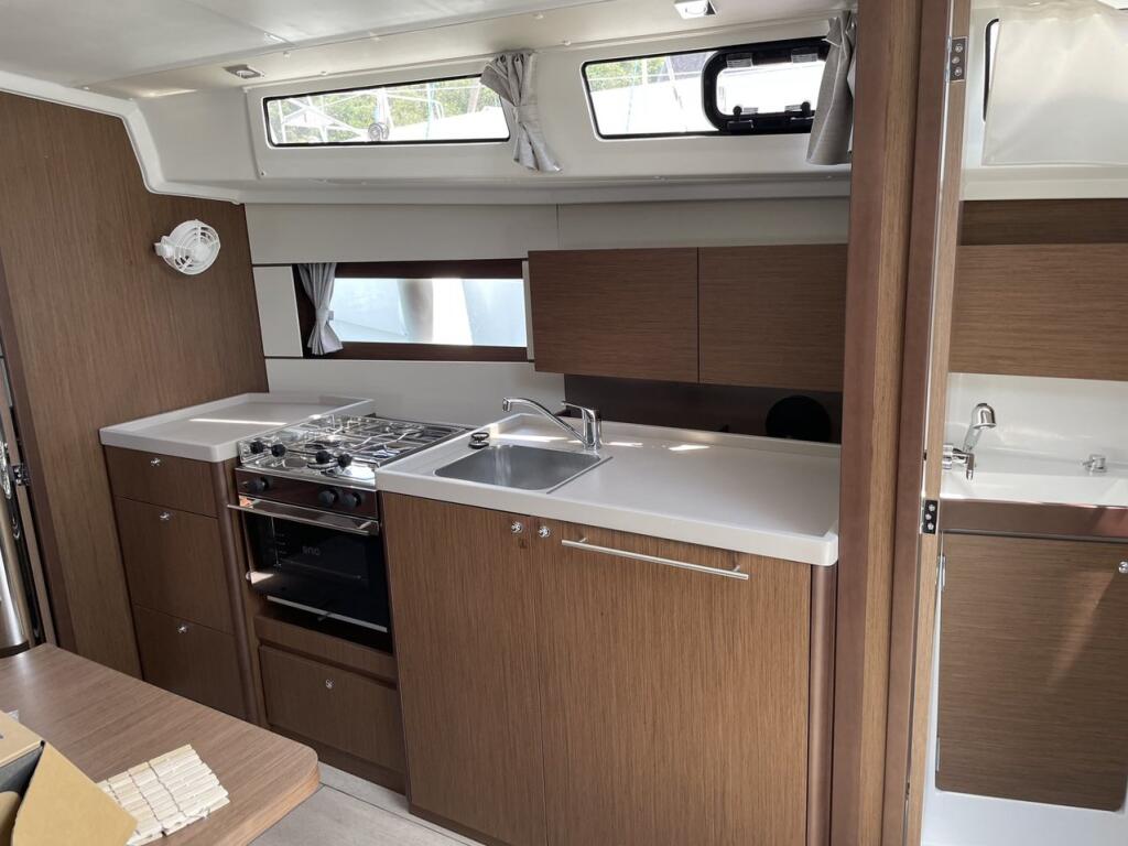 Sailing yacht 