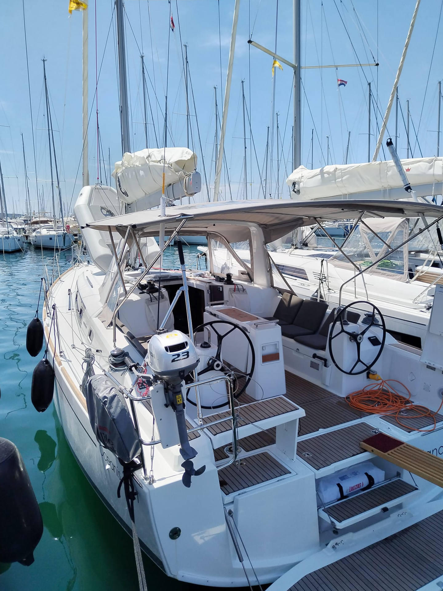Sailing yacht 