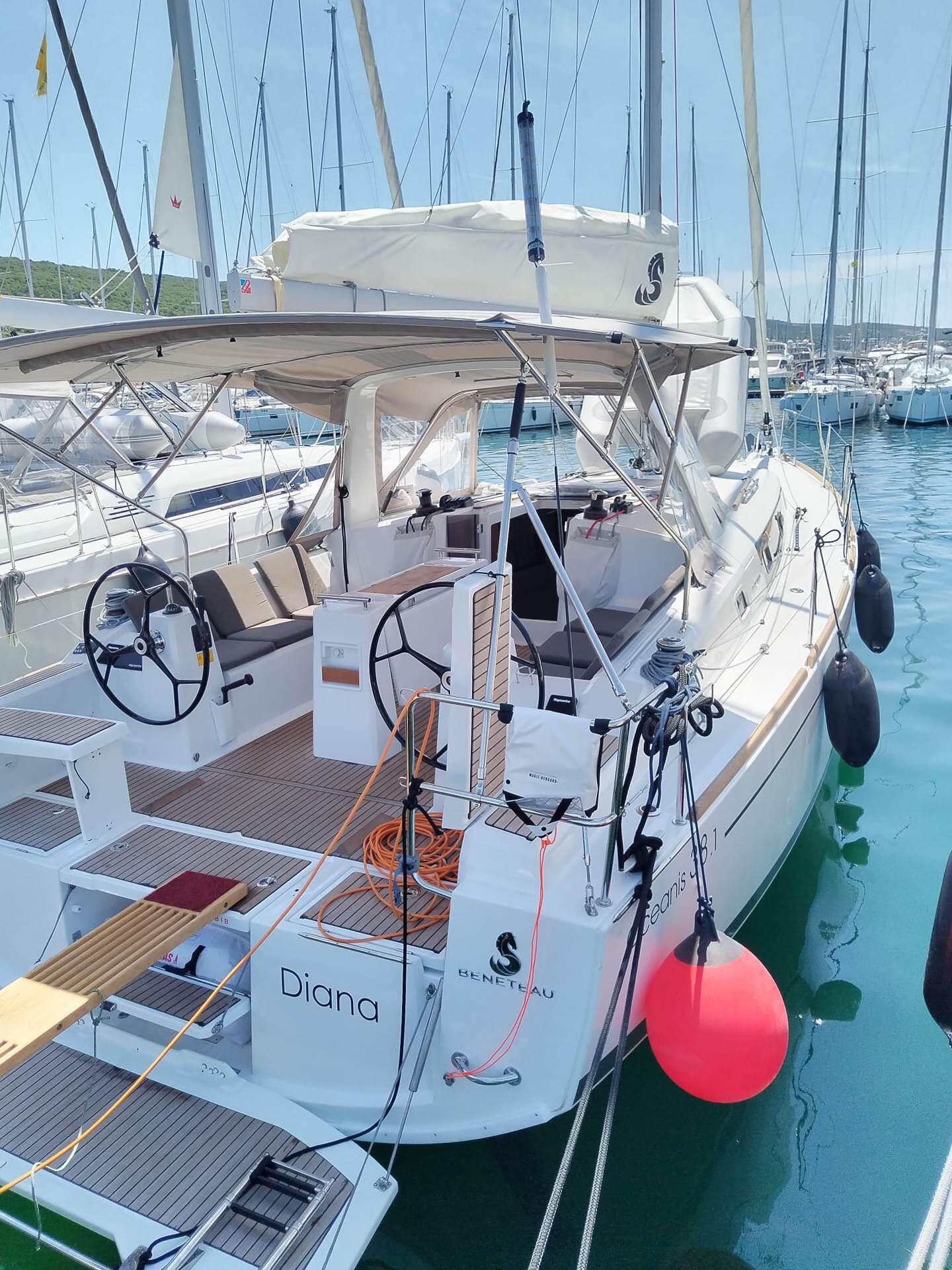 Sailing yacht 