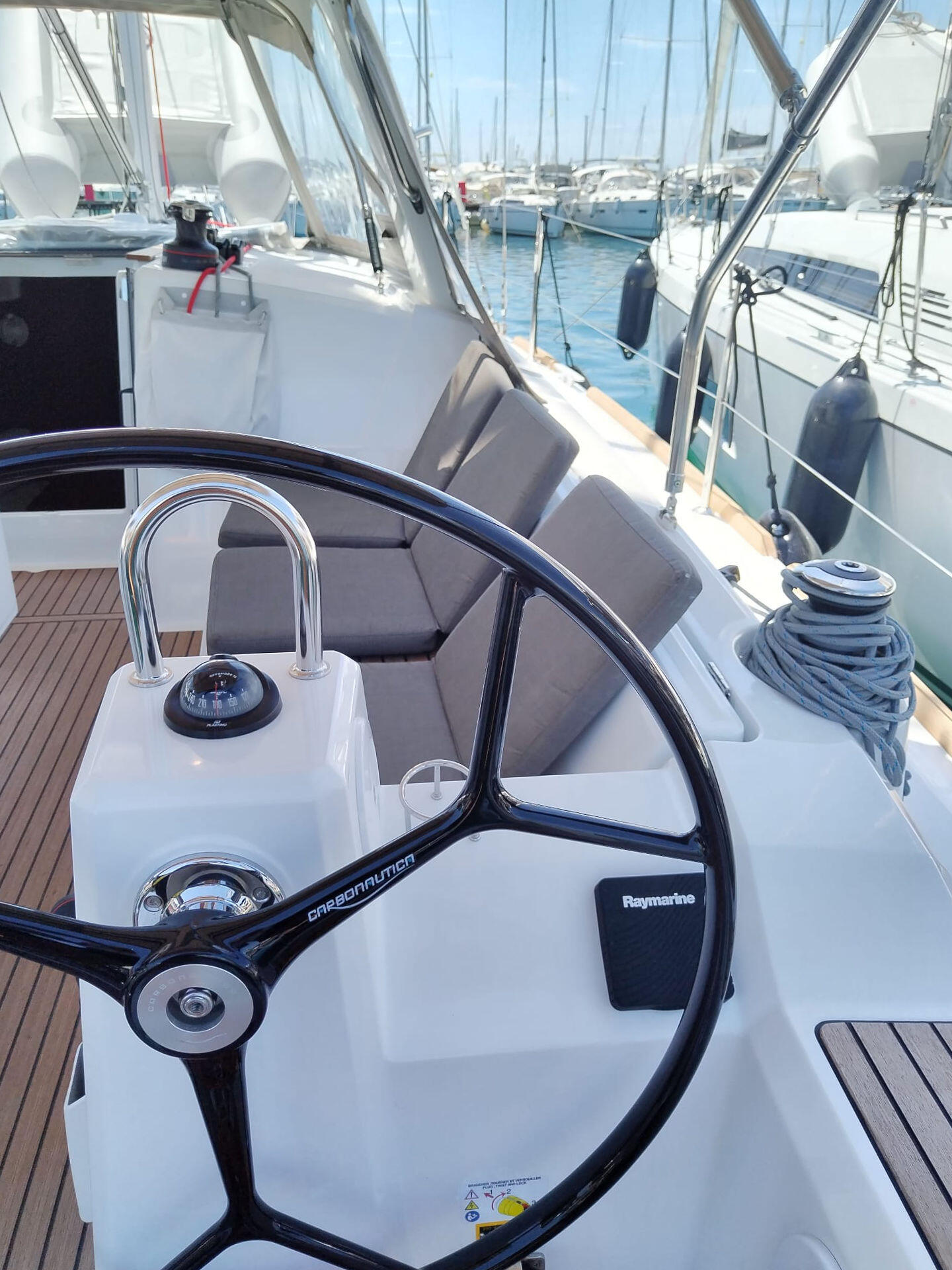 Sailing yacht 