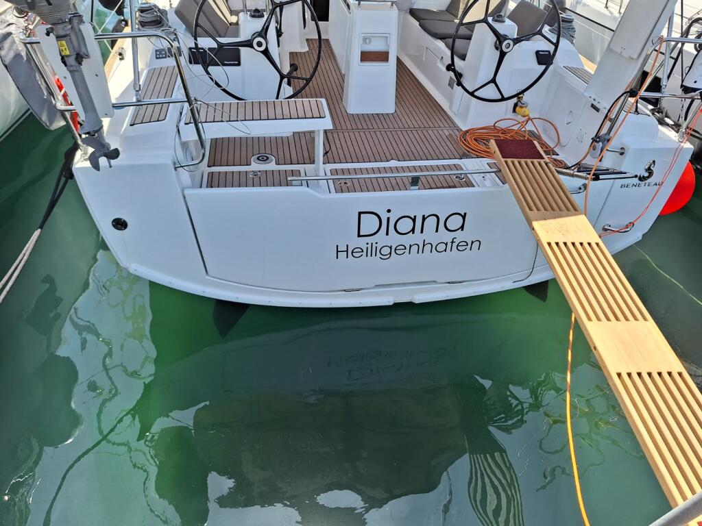 Sailing yacht 