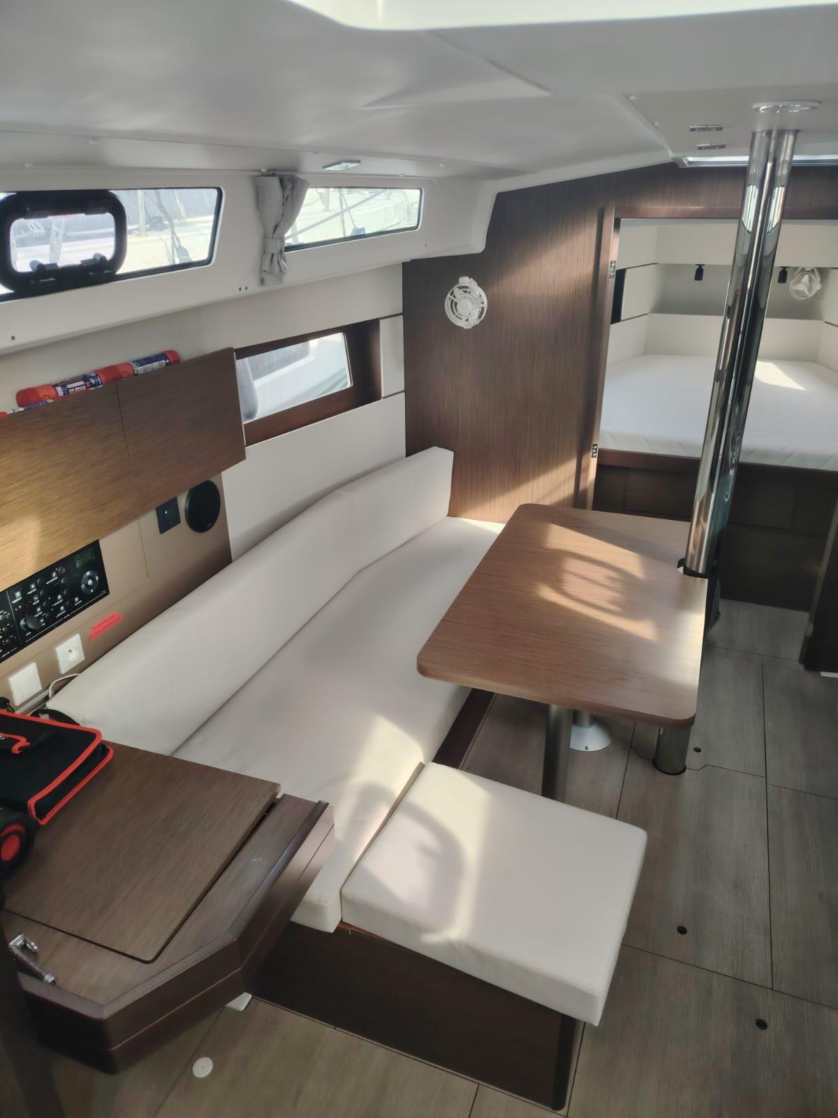 Sailing yacht 