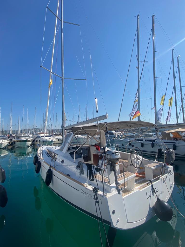 Sailing yacht 
