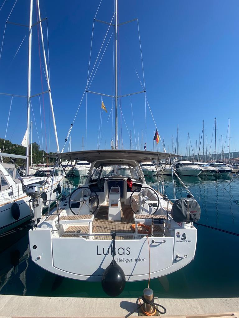 Sailing yacht 