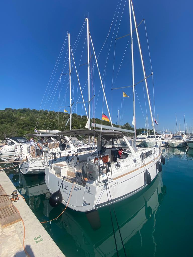 Sailing yacht 
