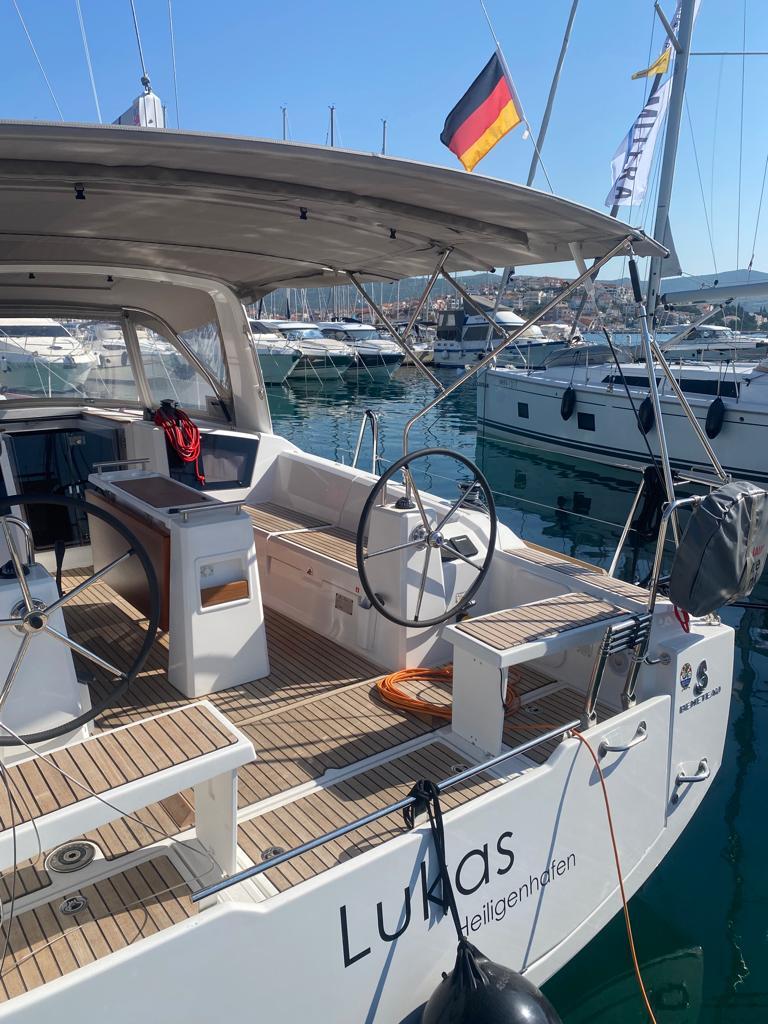 Sailing yacht 