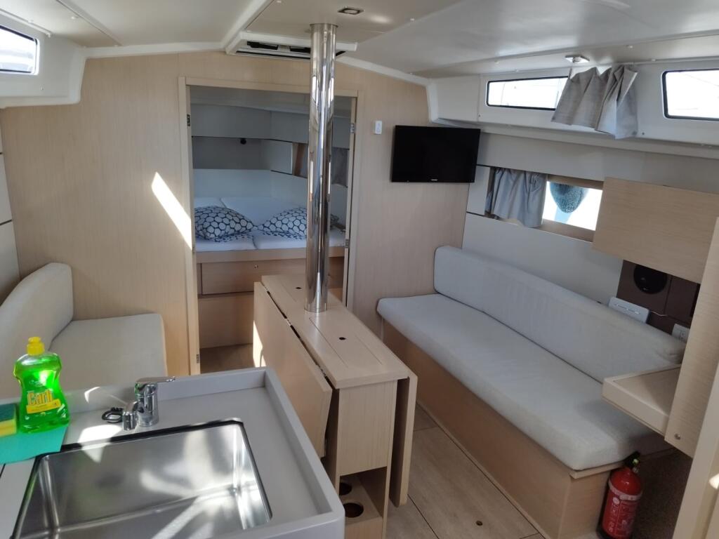 Sailing yacht 