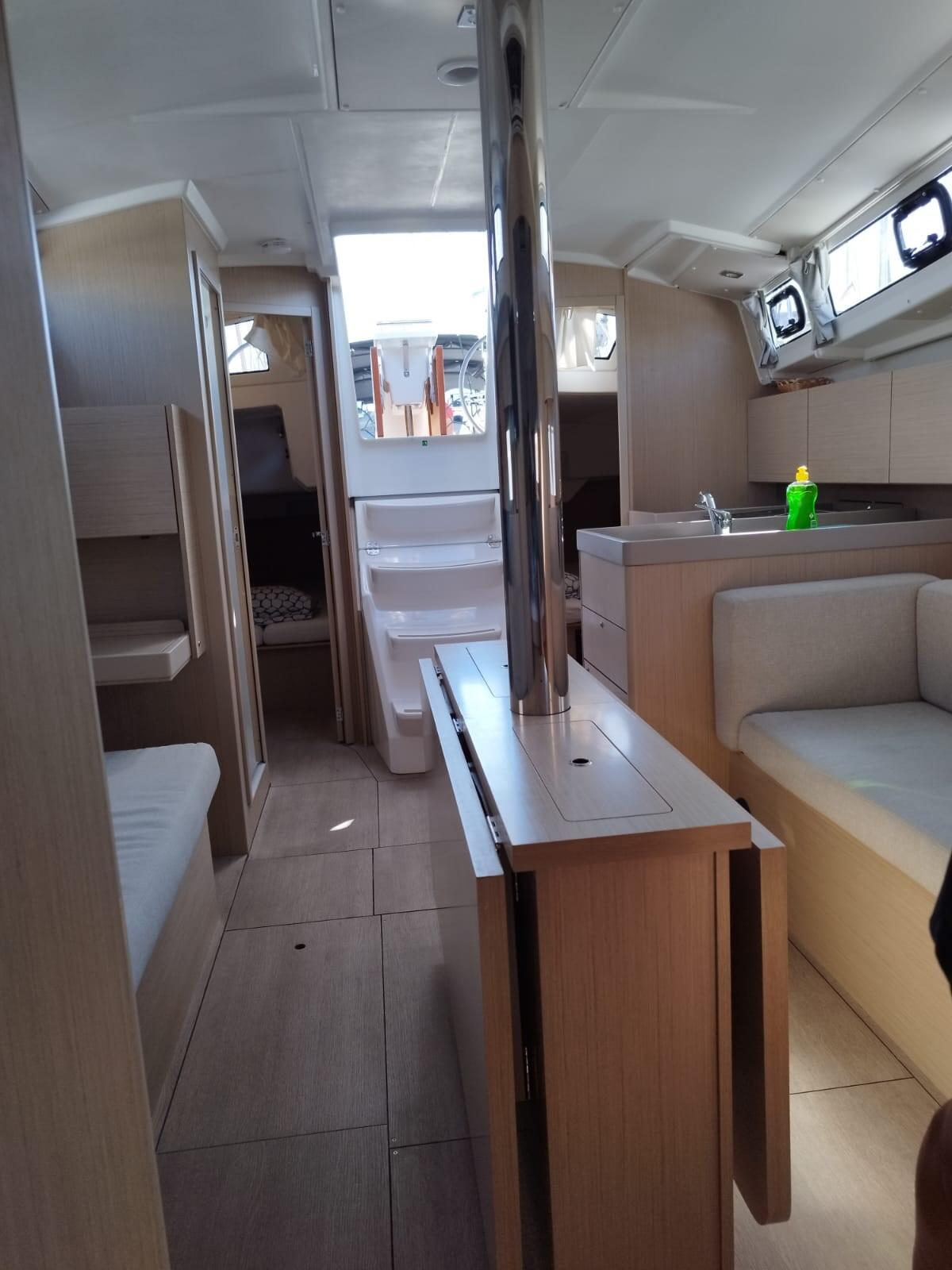 Sailing yacht 
