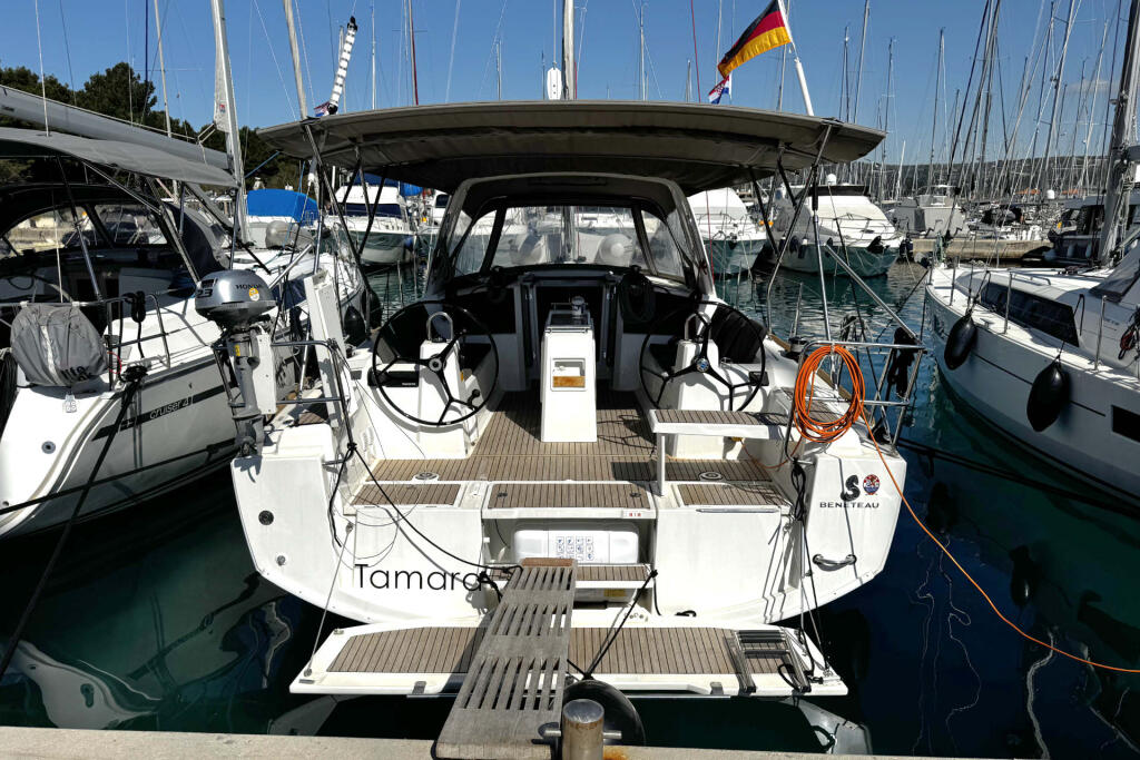 Sailing yacht 