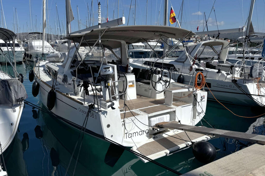 Sailing yacht 