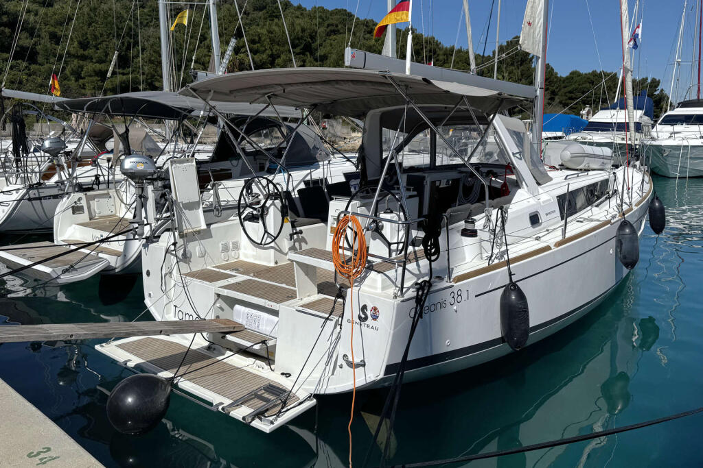 Sailing yacht 