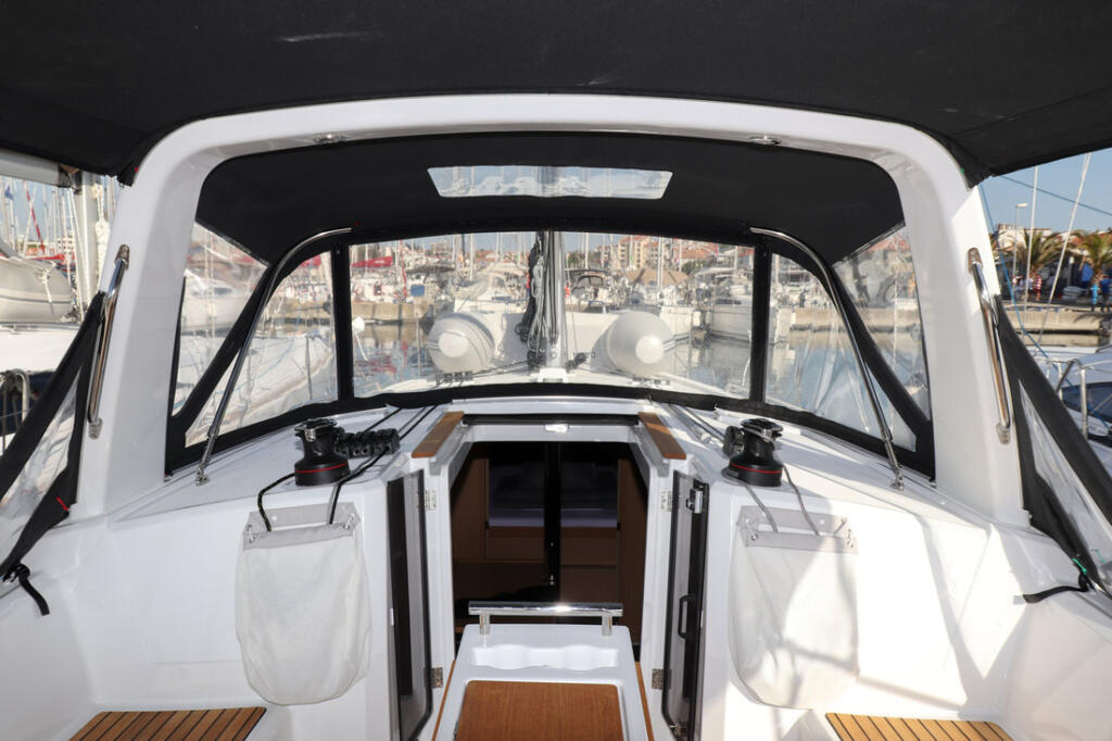 Sailing yacht 