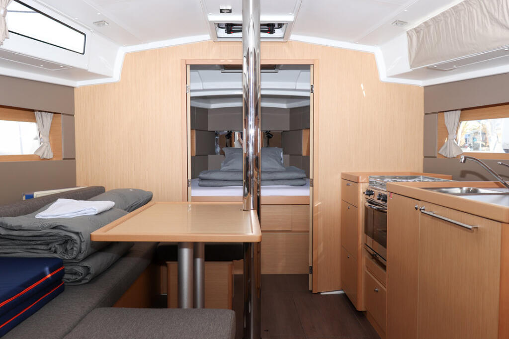Sailing yacht 