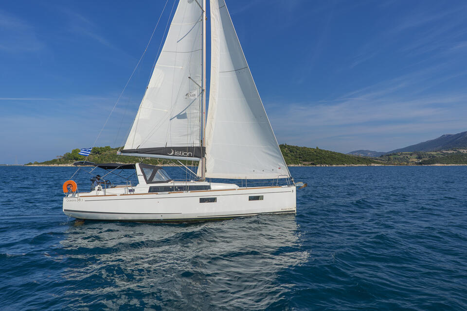 Sailing yacht 
