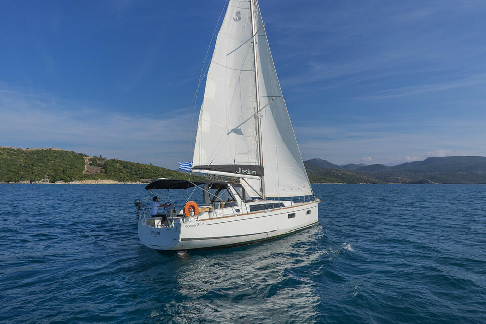 Sailing yacht 