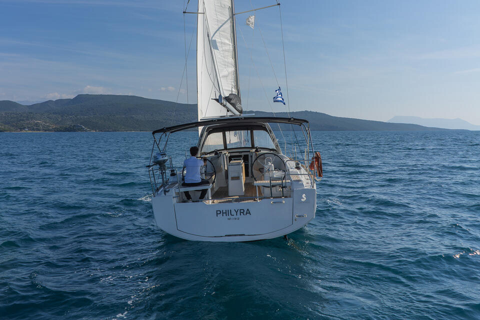 Sailing yacht 